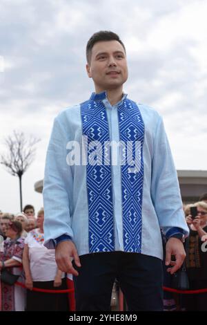 Junger Mann in ukrainischem Nationalhemd, der Tag des gestickten Hemdes feiert. Mai 2019. Kiew, Ukraine Stockfoto