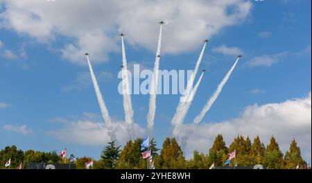 Busan, Südkorea. November 2024. Die Black Eagles T-50B der südkoreanischen Luftwaffe fliegen während der 18. Zeremonie zum Internationalen Gedenktag der Kriegsveteranen der Vereinten Nationen in Busan, 320 Kilometer südöstlich von Seoul. Der 11. November jedes Jahres wird zum Internationalen Gedenktag für die Veteranen der Vereinten Nationen ernannt, um die Opfer und Beiträge der Veteranen der Vereinten Nationen zu ehren, die im Koreakrieg zur Verteidigung der Freiheit und Demokratie Südkoreas gekämpft haben. Quelle: SOPA Images Limited/Alamy Live News Stockfoto