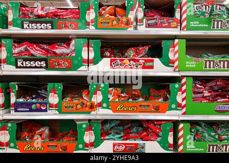 Waterville, Usa. November 2024. Weihnachtsbonbons werden am 5. November 2024 in einem Supermarkt in Waterville, Maine, ausgestellt. Medienberichte deuten darauf hin, dass die Weihnachtszeit die größte Verkaufszeit für Schokolade und Süßigkeiten ist, wobei der Gesamtumsatz im Einzelhandel in den USA 5,6 Milliarden US-Dollar erreicht. (Foto: Samuel Rigelhaupt/SIPA USA) Credit: SIPA USA/Alamy Live News Stockfoto