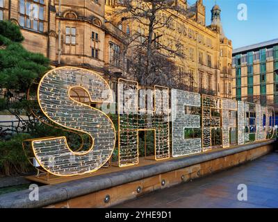 Großbritannien, South Yorkshire, Sheffield, Town Hall & Peace Gardens zu Weihnachten. Stockfoto