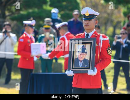 Busan, Südkorea. November 2024. Eine Ehrengarde trägt ein Porträt des thailändischen Kriegsveteranen Rod Asapanan während der Begräbniszeremonie auf dem Gedenkfriedhof der Vereinten Nationen in Busan, 320 Kilometer südöstlich von Seoul. Rod Asapanan war der erste Veteran des thailändischen Koreakrieges, der auf dem Gedenkfriedhof der Vereinten Nationen begraben wurde. Thailand und die 15 Länder trugen die Flagge der Vereinten Nationen und kämpften für Südkorea gegen die nordkoreanische Invasion während des Konflikts von 1950-53. Quelle: SOPA Images Limited/Alamy Live News Stockfoto