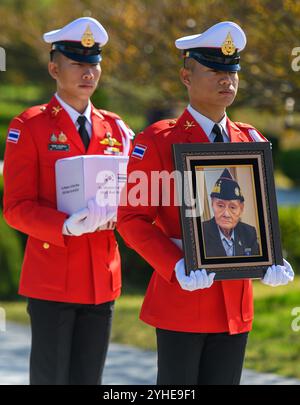 Busan, Südkorea. November 2024. Die Ehrengarde tragen ein Porträt und Überreste des thailändischen Veteranen Rod Asapanan im Koreakrieg während der Begräbniszeremonie auf dem Gedenkfriedhof der Vereinten Nationen in Busan, 320 Kilometer südöstlich von Seoul. Rod Asapanan war der erste Veteran des thailändischen Koreakrieges, der auf dem Gedenkfriedhof der Vereinten Nationen begraben wurde. Thailand und die 15 Länder trugen die Flagge der Vereinten Nationen und kämpften für Südkorea gegen die nordkoreanische Invasion während des Konflikts von 1950-53. Quelle: SOPA Images Limited/Alamy Live News Stockfoto