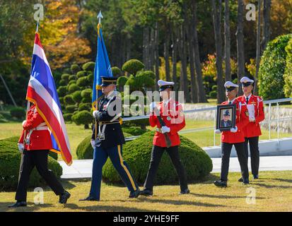 Busan, Südkorea. November 2024. Eine Ehrengarde hält ein Porträt, während eine andere die Überreste des thailändischen Veteranen Rod Asapanan während der Begräbniszeremonie auf dem Gedenkfriedhof der Vereinten Nationen in Busan, 320 Kilometer südöstlich von Seoul, hält. Rod Asapanan war der erste Veteran des thailändischen Koreakrieges, der auf dem Gedenkfriedhof der Vereinten Nationen begraben wurde. Thailand und die 15 Länder trugen die Flagge der Vereinten Nationen und kämpften für Südkorea gegen die nordkoreanische Invasion während des Konflikts von 1950-53. Quelle: SOPA Images Limited/Alamy Live News Stockfoto