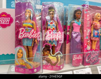 Italien - 11. November 2024: Barbie-Puppen in Verpackungen werden im Regal zum Verkauf in Spielwarenläden ausgestellt Stockfoto