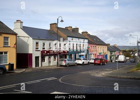 Geschäfte und das sportsmans inn The Diamond Carndonagh, County donegal, republik irland Stockfoto