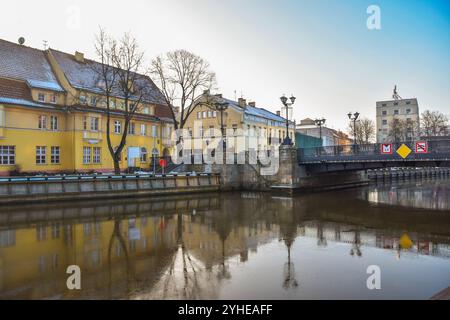 Eine atemberaubend gestaltete Brücke erstreckt sich anmutig über ein riesiges Gewässer und zeigt majestätische Gebäude im Hintergrund Stockfoto