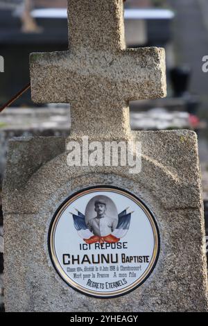 Leichentafel auf dem Grab eines französischen Soldaten, der während des Ersten Weltkriegs von 1914 bis 1918 getötet wurde. Stockfoto