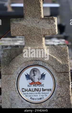 Leichentafel auf dem Grab eines französischen Soldaten, der während des Ersten Weltkriegs von 1914 bis 1918 getötet wurde. Stockfoto