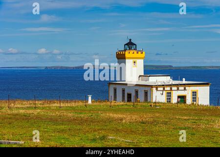 Blick auf den historischen Leuchtturm Duncansby Head in Nordschottland. Highlands, Duncansby Head, Schottland, Europa Stockfoto