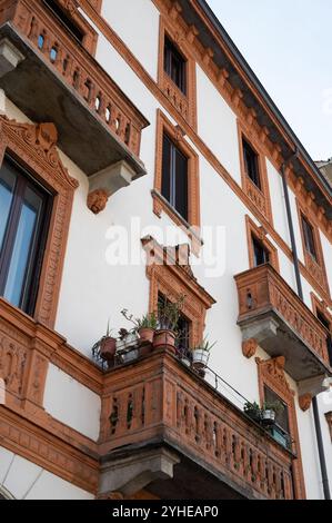 Ein bezaubernder Blick auf ein Gebäude entlang des berühmten Viertels Naviglio Grande, das das Wesen der lebendigen Kanäle und der historischen Stadtlandschaft von Mailand einfängt Stockfoto