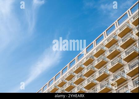 Ein beeindruckender Blick auf ein pulsierendes Gebäude aus einem Winkel, das den einzigartigen architektonischen Charme der Stadt mit seiner farbenfrohen Fassade zeigt Stockfoto