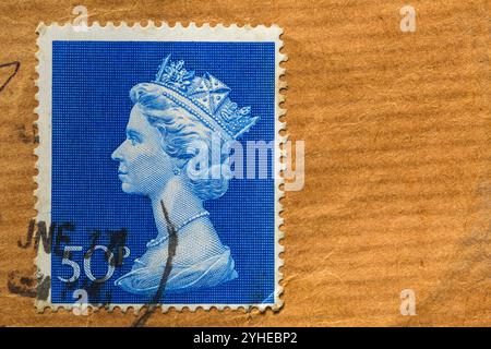 Alte 50 Pence Briefmarke mit Queens Kopf auf Umschlag Stockfoto