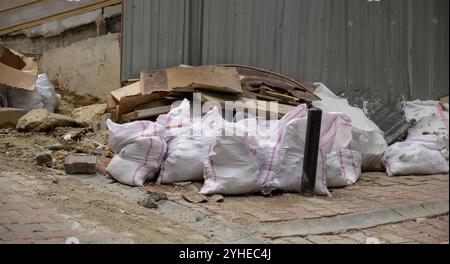 Müllsäcke auf der Baustelle auf der Straße Stockfoto