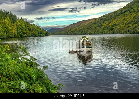 Ein kleines Boot vor Anker auf Loch Oich, dem malerischen Süßwasserloch in den schottischen Highlands zwischen Loch Ness und Loch Lochy. Soczia, Großbritannien, Europa Stockfoto