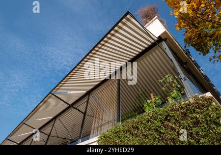 Außenansicht der Villa Tugendhat mit Sonnenschutz in Brünn, Tschechien, im funktionalistischen Stil von Ludwig Mies van der Rohe und Lilly Reich entworfen. Stockfoto