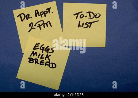 Erinnerungen an Arzttermine und Lebensmittel auf einer Haftnotiz Stockfoto