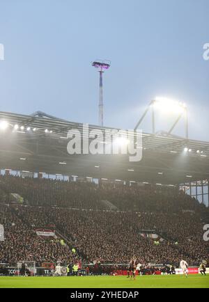 Hamburg, Deutschland. November 2024. firo: 09.11.2024, Fußball, 1. Liga, 1. Bundesliga, Saison 2024/2025, FC St. Pauli Hamburg Hamburg - FC Bayern München Testlauf auf dem Hamburger Dom Karussell, Zuschauer FABs Credit: dpa/Alamy Live News Stockfoto