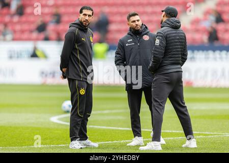 Mainz, Deutschland. November 2024. firo: 09.11.2024, Fußball, 1. Liga, 1. Bundesliga, Saison 2024/2025, FSV FSV FSV Mainz 05 - Borussia Dortmund Emre Can (Borussia Dortmund) vor dem Spiel im Gespräch mit Aymen Barkok (FSV FSV Mainz 05) (rechts) Credit: dpa/Alamy Live News Stockfoto