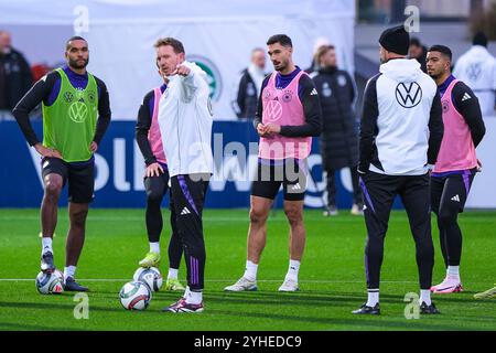 Julian Nagelsmann (Bundestrainer) gestikuliert, dahinter Jonathan Tah (Deutschland), Benjamin Henrichs (Deutschland), Tim Kleindienst (Deutschland), GER, Ausbildung, DFB Fussball Herren Nationalmannschaft Deutschland, am DFB-Campus in Frankfurt am Main, 11.11.2024. Foto: Eibner-Pressefoto/Florian Wiegand Stockfoto