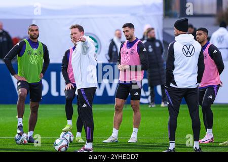 Julian Nagelsmann (Bundestrainer) gestikuliert, dahinter Jonathan Tah (Deutschland), Benjamin Henrichs (Deutschland), Tim Kleindienst (Deutschland), GER, Ausbildung, DFB Fussball Herren Nationalmannschaft Deutschland, am DFB-Campus in Frankfurt am Main, 11.11.2024. Foto: Eibner-Pressefoto/Florian Wiegand Stockfoto