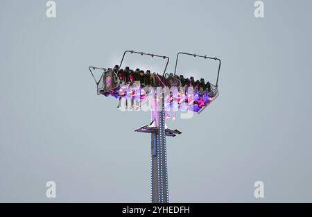 Hamburg, Deutschland. November 2024. firo: 09.11.2024, Fußball, 1. Liga, 1. Bundesliga, Saison 2024/2025, FC St. Pauli Hamburg Hamburg - FC Bayern München Testlauf auf dem Hamburger Dom Karussell, Zuschauer FABs Credit: dpa/Alamy Live News Stockfoto