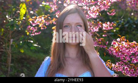 Die junge Frau trägt eine Feuchtigkeitscreme oder ein Serum auf Stockfoto