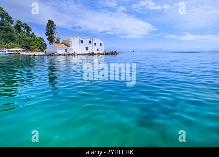 Blick auf die Lagune Chalkiopoulos auf Korfu mit dem Kloster Vlacherna, Griechenland. Stockfoto