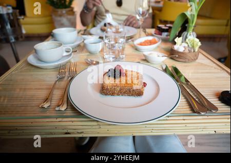Ein gemütliches und intimes Frühstückslokal in einem Café in Madrid, wo ein Paar morgens ein frisch zubereitetes französisches Toast genießt Stockfoto