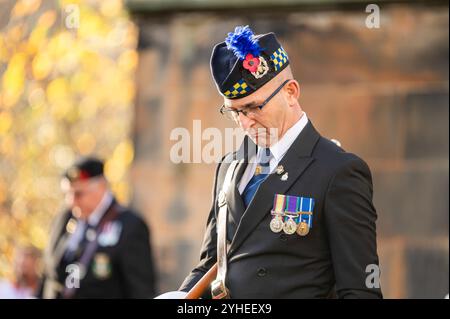 Edinburgh, Schottland, Großbritannien. November 2024. Veteranen und die Öffentlichkeit zollen gefallenen Soldaten am Tag des Waffenstillstands ihren Respekt, indem sie Kränze und eine Schweigeminute in Edinburghs Memorial Gardens by Waverley legen. Kredit: Euan Cherry Kredit: Euan Cherry/Alamy Live News Stockfoto