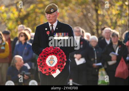 Edinburgh, Schottland, Großbritannien. November 2024. Veteranen und die Öffentlichkeit zollen gefallenen Soldaten am Tag des Waffenstillstands ihren Respekt, indem sie Kränze und eine Schweigeminute in Edinburghs Memorial Gardens by Waverley legen. Kredit: Euan Cherry Kredit: Euan Cherry/Alamy Live News Stockfoto