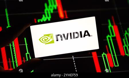 Konskie, Polen – 10. November 2024: Das Firmenlogo von NVIDIA wird auf dem Mobiltelefon angezeigt Stockfoto