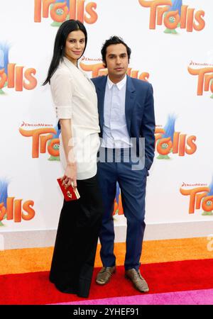 Kunal Nayyar und Neha Kapur bei der Los-Angeles-Premiere von "Trolle" im Regency Village Theatre in Westwood, USA am 23. Oktober 2016 statt. Stockfoto