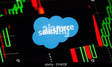 Konskie, Polen – 10. November 2024: Das Firmenlogo von Salesforce wird auf dem Mobiltelefon angezeigt Stockfoto