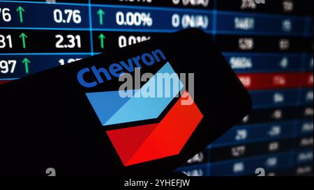 Konskie, Polen – 10. November 2024: Firmenlogo von Chevron auf dem Mobiltelefon Stockfoto