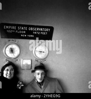 Ein junges Paar Porträt auf der Aussichtsplattform des Empire State Building, ca. 1948. Stockfoto