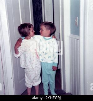 Bruder und Schwester sind Kumpels, ca. 1965. Stockfoto