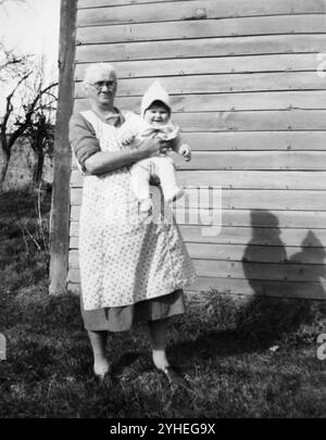 Oma sieht unruhig aus, ihren Enkel zu halten, ca. 1935. Stockfoto