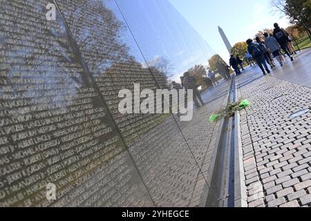 Washington, USA. November 2024. Mitglieder der US-Familie der gefallenen Soldaten im Vietnamkrieg besuchten Washington DC, um ihre Angehörigen während eines Veterans Day, heute am 11. November 2024, am Vietnam Wall Memorial in Washington DC, USA, zu gedenken. (Lenin Nolly/SIPA USA) Credit: SIPA USA/Alamy Live News Stockfoto