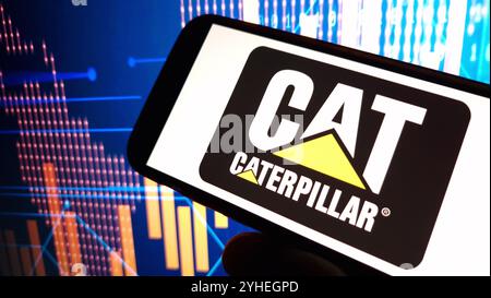 Konskie, Polen – 10. November 2024: Firmenlogo von Caterpillar auf dem Mobiltelefon Stockfoto