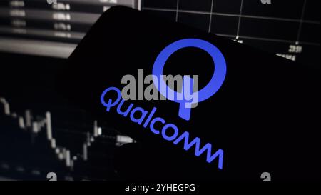 Konskie, Polen – 10. November 2024: Das Firmenlogo von Qualcomm wird auf dem Mobiltelefon angezeigt Stockfoto