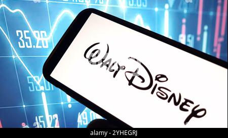 Konskie, Polen – 10. November 2024: Das Firmenlogo von Walt Disney wird auf dem Mobiltelefon angezeigt Stockfoto