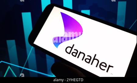 Konskie, Polen – 10. November 2024: Das Firmenlogo von Danaher wird auf dem Mobiltelefon angezeigt Stockfoto