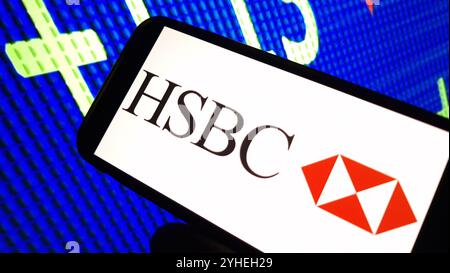 Konskie, Polen – 10. November 2024: Das Firmenlogo von HSBC wird auf dem Mobiltelefon angezeigt Stockfoto