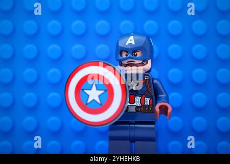 Tambow, Russische Föderation - 5. November 2024 Porträt der Minifigur Lego Captain America mit Schild vor blauem Hintergrund Stockfoto