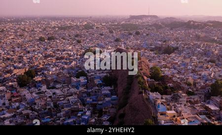 Aus der Vogelperspektive auf die blaue Stadt Jodphur, Rajasthan, vom Fort Mehrangarh, das hoch über der Stadt steht Stockfoto