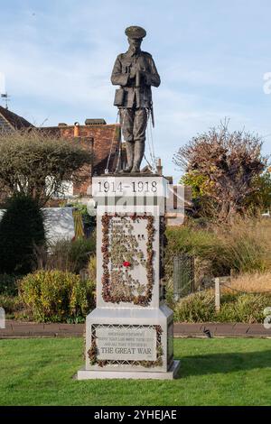 Old Amersham, Buckinghamshire, Großbritannien. November 2024. Ein einsamer Soldat in den Remembrance Gardens am war Memorial in Old Amersham, Buckinghamshire. Quelle: Maureen McLean/Alamy Live News Stockfoto