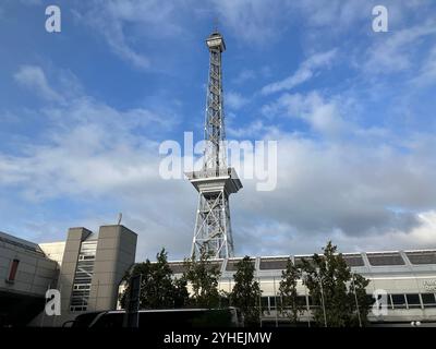 Der Berliner Funkturm in der Nähe des ICC und der Messe Berlin. Westend, Charlottenburg-Wilmersdorf, Berlin, Deutschland. Oktober 2023. Stockfoto