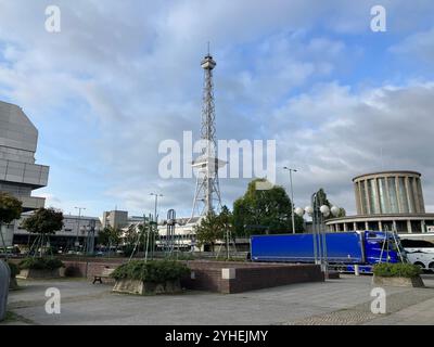 Der Berliner Funkturm in der Nähe des ICC und der Messe Berlin. Westend, Charlottenburg-Wilmersdorf, Berlin, Deutschland. Oktober 2023. Stockfoto