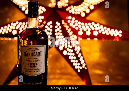 Lviv, Ukraine - 9. November 2024: Oakheart gewürzte Rum-Spirituosenflasche Stockfoto