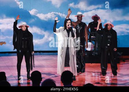 Mailand, Italien. November 2024. Laura Pausini besucht am 10. November 2024 die Che Tempo Che Fa TV Show in den Nove Studios in Mailand. (Foto: Alessandro Bremec/NurPhoto) Credit: NurPhoto SRL/Alamy Live News Stockfoto